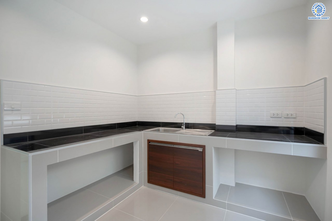 บ้านมือสองตกแต่งใหม่ โครงการ กฤษดานคร16-17 บรมราชชนนี-พุทธมณฑลสาย3 เนื้อที่ 60 ตร.ว. ฟังก์ชัน 3 ห้องนอน 3 ห้องน้ำ 1 ห้องอเนกประสงค์ จอดรถได้ 1 คัน บนทำเลศักยภาพ เชื่อมต่อเมืองอย่างรวดเร็ว ใกล้ทางคู่ขนานลอยฟ้าบรมราชชนนี ม.มหิดล และเซ็นทรัลศาลายา